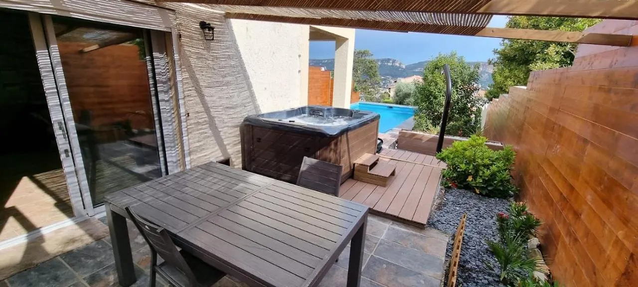 Rêves de vie, appartement vue mer, piscine non chauffée et spa privatifs Cassis France