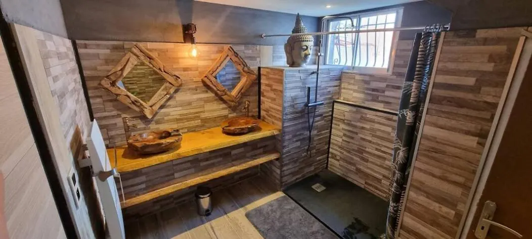 Rêves de vie, appartement vue mer, piscine non chauffée et spa privatifs Cassis