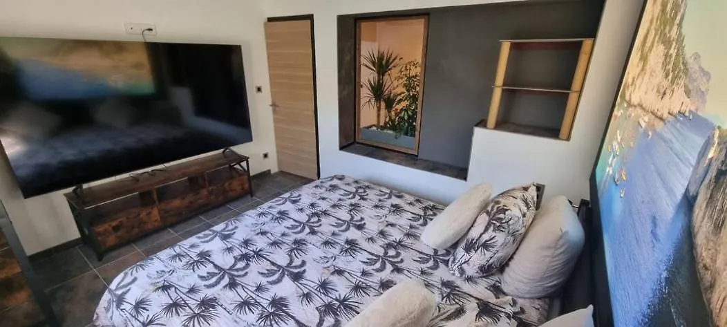 Rêves de vie, appartement vue mer, piscine non chauffée et spa privatifs Cassis