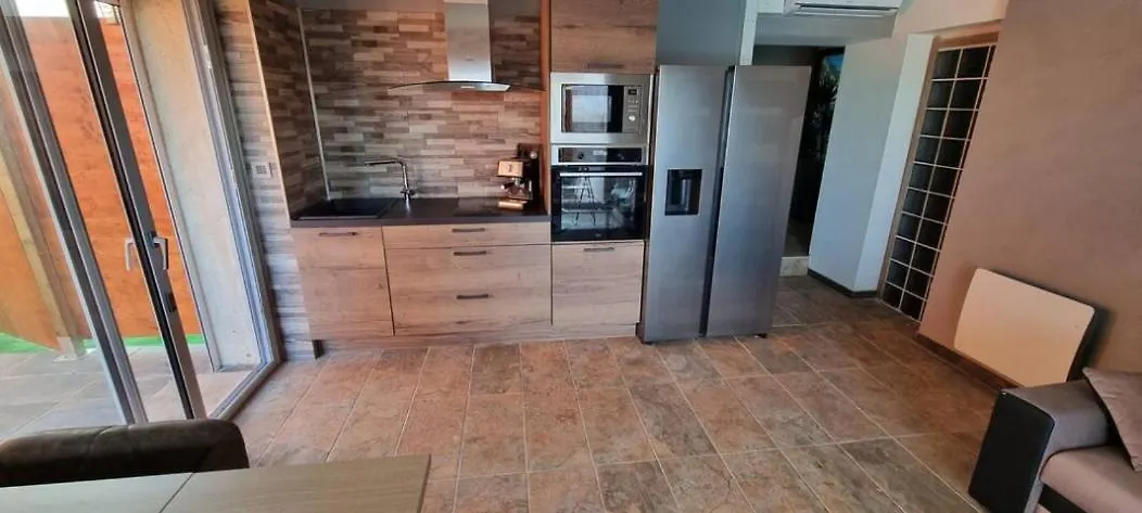 Rêves de vie, appartement vue mer, piscine non chauffée et spa privatifs Cassis
