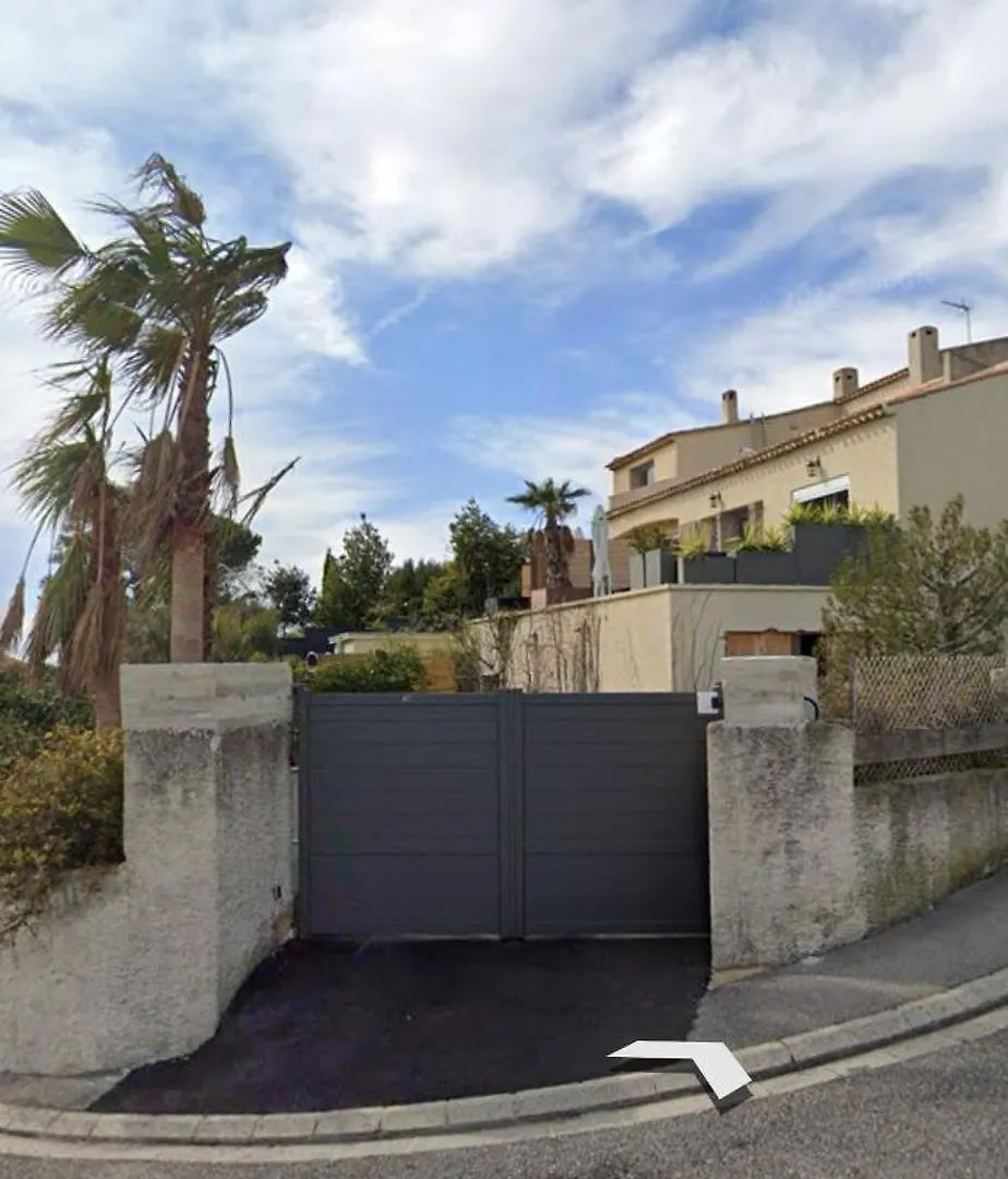 Rêves de vie, appartement vue mer, piscine non chauffée et spa privatifs Cassis 0*,  France